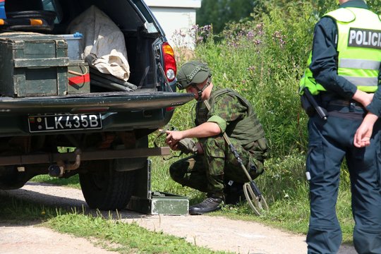 Vilkaviškio rajone, dirbamoje žemėje prie namo, rasta sprogmenų