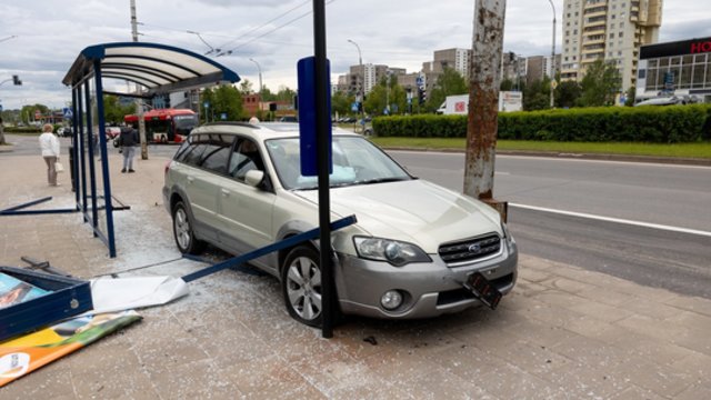 Vilniuje – lengvųjų automobilių susidūrimas: apgadinta viešojo transporto stotelė