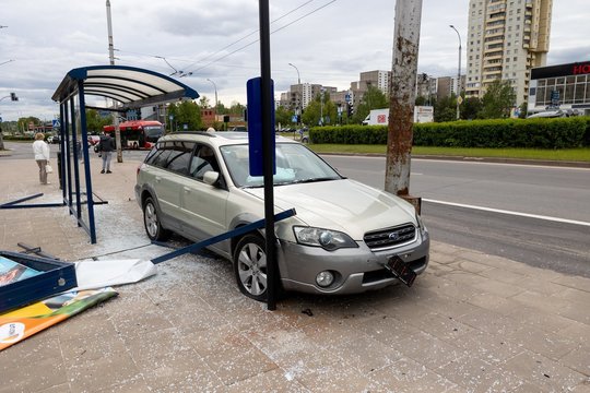 Vilniuje – lengvųjų automobilių susidūrimas: apgadinta viešojo transporto stotelė