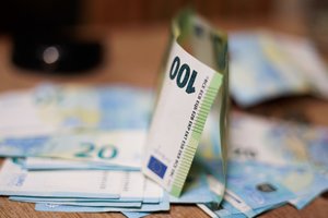 Darbo užmokestis per 2025 m. pirmąjį ketvirtį išliko beveik nepakitęs