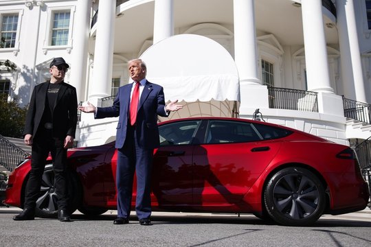 E. Muskui tikinant, jog „Teslai“ sekasi gerai – rodikliai rodo ką kita: pardavimai smuko daugiau nei perpus