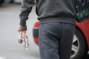 Joniškyje įkliuvo penkis alkoholio butelius iš parduotuvės pavogti kėsinęsis vyras – vogė jau ne pirmą kartą