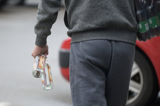 Joniškyje įkliuvo penkis alkoholio butelius iš parduotuvės pavogti kėsinęsis vyras – vogė jau ne pirmą kartą