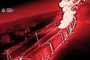 Daug dūmų ir liepsnos: dronu smogė į rusams degalus gabenusį traukinį