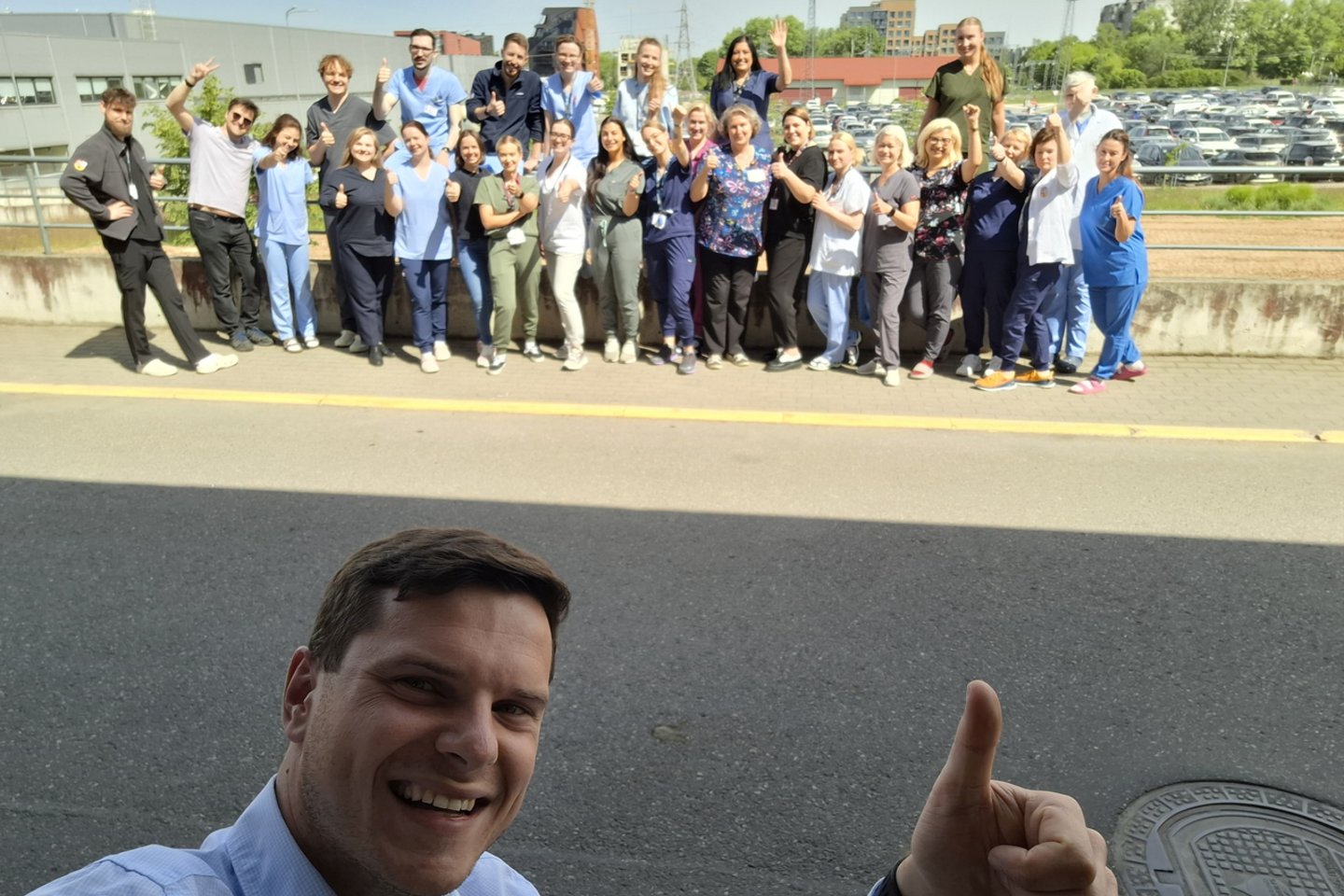 L.Darginavičius su Skubios pagalbos skyriaus kolegomis.<br> Kauno klinikų ir asmeninio archyvo nuotr.