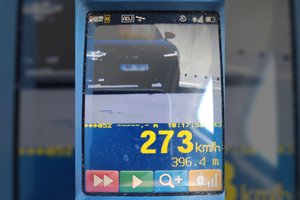 Slovakijos policija skelbia užfiksavusi šių metų greičio viršijimo rekordą: automobilis pažeme tiesiog skriejo