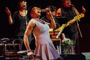 Į Vilnių atvykstanti muzikos legenda Dee Dee Bridgewater siunčia stiprią žinutę moterims kūrėjoms