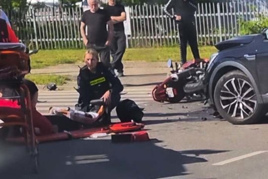 Smarkus susidūrimas Kauno Vilijampolėje – motociklininkas skubiai išvežtas į ligoninę