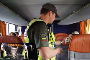 Iš dviejų tarptautinių autobusų pasieniečiai išsodino šešis migrantus