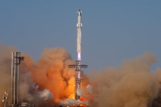 Devintoji nesėkmė: grįždama į Žemę subyrėjo E. Musko raketa „Starship“