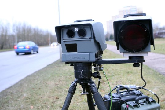 Girtas paspirtukininkas Kaune nugriovė ir apgadino trikojį