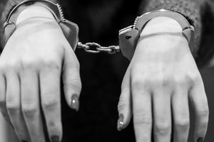 Druskininkuose moteris išdaužė automobilio stiklą ir jį padegė