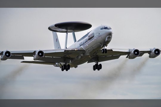 Pirmą kartą Lietuvoje dislokuoti keturi žvalgybiniai orlaiviai AWACS