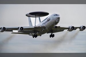 Pirmą kartą Lietuvoje dislokuoti keturi žvalgybiniai orlaiviai AWACS