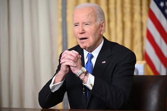 Apžvelgė košmarišką J. Bideno sveikatos būklę kadencijos pabaigoje: patarėjai tai aktyviai slėpė