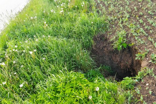 Dėl šalia kelio gilėjančios karstinės įgriuvos pradėtas riboti greitis