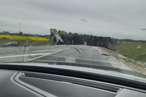 Vairuotojus ragina vengti šio kelio: apvirtus vilkikui jis tapo nepravažiuojamas