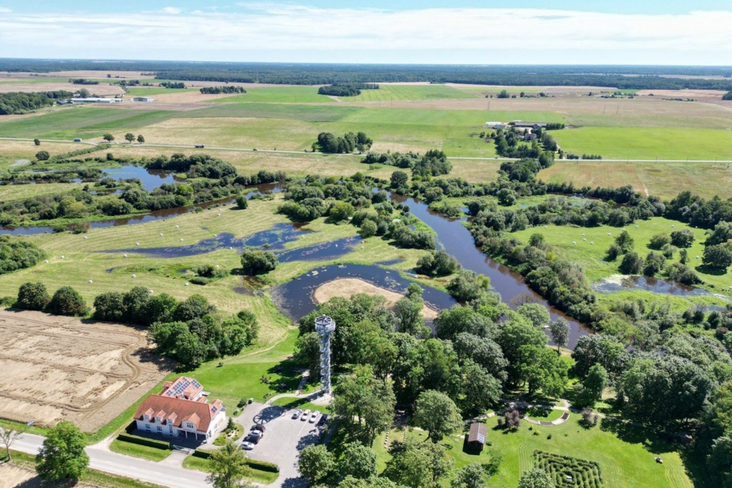 Krekenavos regioniniame parke esantis apžvalgos bokštas jau daugiau nei dešimtmetį džiugina lankytojus kvapą gniaužiančiais Nevėžio slėnio vaizdais.<br>E. Laužadžio, Ž. Večiorkutės nuotr.