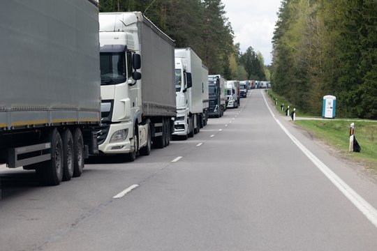 Paaiškino, kodėl sunkvežimiai kelyje dažniausiai važiuoja „kolona“: priežastys nustebins
