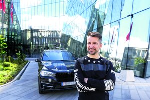 A. Chošnau pasidalijo eismo įvykiu, kai vos liko gyvas: „Aš tik prašiau kolegos – laikyk mano galvą“