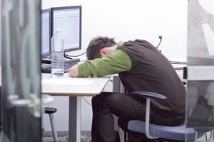 Perdegę darbuotojai – pavojus jų sveikatai, darbingumui bei smūgis darbdavio reputacijai