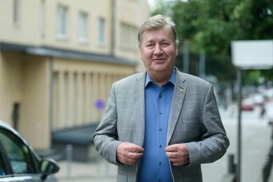 Buvęs kariuomenės vadas V. Tutkus pašalintas iš Regionų partijos