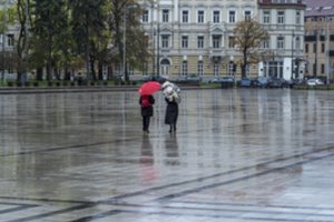 Žengiant į kalendorinę vasarą – niūrios prognozės: lietus ir perkūnija neleis mėgautis malonia šiluma