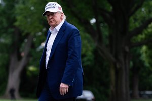 D. Trumpas apkaltino Harvardą nepagarba ir pareiškė, kad „suspardys jam užpakalį“