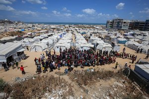 Išalkusiai miniai Gazoje šturmavus JT maisto produktų sandėlį žuvo du žmonės