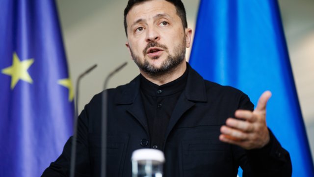 V. Zelenskis kritikuoja prie kėdės prilipusį V. Putiną: teisinga taika bus tik po jo