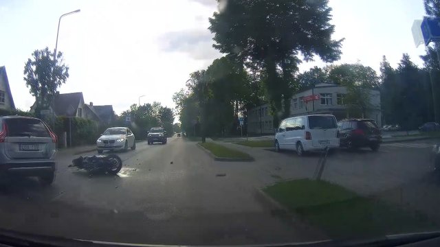 Vaizdai iš mirtino susidūrimo Šakiuose: žuvo 28-erių motociklininkas
