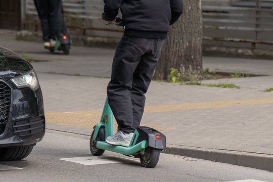 Jauna moteris su paspirtuku Vilniuje trenkėsi į nedidelį sunkvežimį