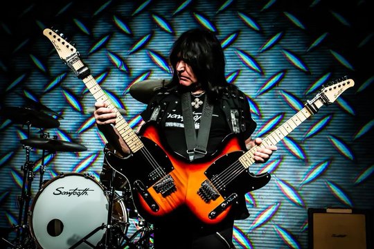„Manowar“ gitaristas Michaelas Angelo Batio rudenį koncertuos Lietuvoje
