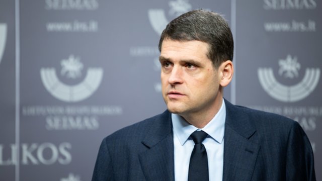 R. Žemaitaičio įsitikinimas išvengti pasekmių matomas plika akimi: lygina su E. Masiuliu