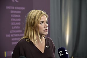 Latvijos parlamentas balsavo prieš nepasitikėjimą ministre pirmininke E. Silina