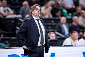 Vaizdu „Žalgirio“ arenos tribūnose nepatenkintas A. Trinchieri: „Mums trūksta įtampos“