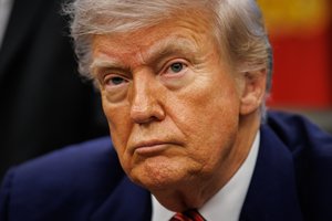 Baltieji rūmai kritikuoja esą akivaizdžiai neteisingą teismo sprendimą dėl D. Trumpo muitų