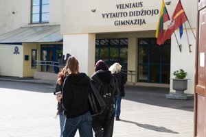 Iš matematikos egzamino išėję vienuoliktokai atsikvėpė lengviau: kiek taškų surinko ir kaip vertina pokyčius?