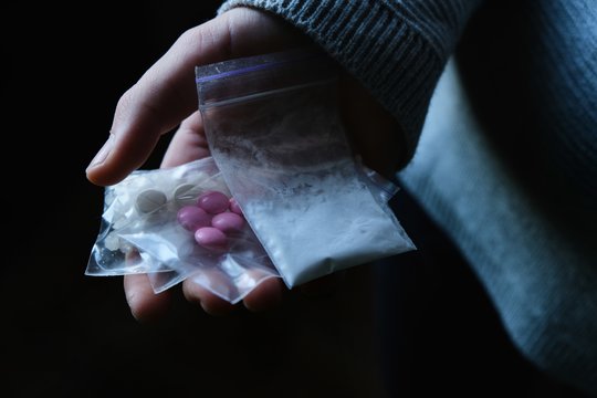 Jaunuolius Vilniaus laiptinėje patikrinę policininkai rado 24 maišelius narkotikų