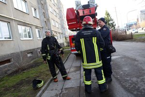 Klaipėdoje degė daugiabučio sandėliukas, iš butų evakuota 15 žmonių