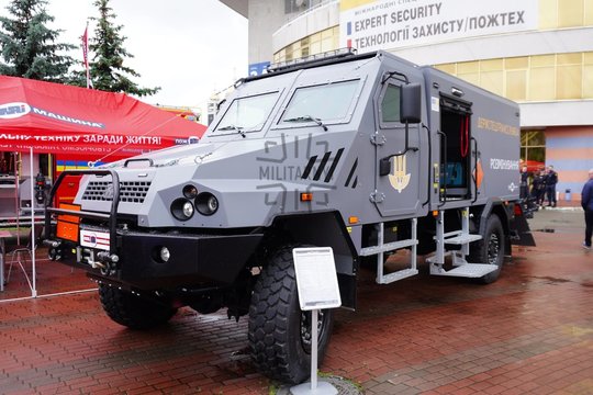 Ukrainoje – naujas karo inžinierijos automobilis: štai kuo jis pasižymi