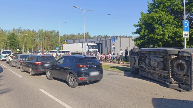 Kurorto kasdienybę sujaukė masinė avarija: apgadinti penki automobiliai, nukentėjo moteris