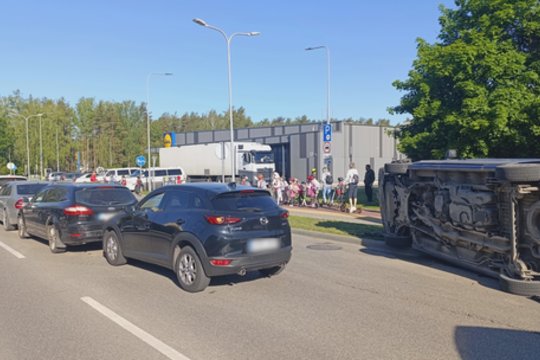 Kurorto kasdienybę sujaukė masinė avarija: apgadinti penki automobiliai, nukentėjo moteris
