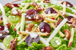 Žymiosios Valdorfo salotos: paruošti ypač paprasta, o skonis – šventiškas  