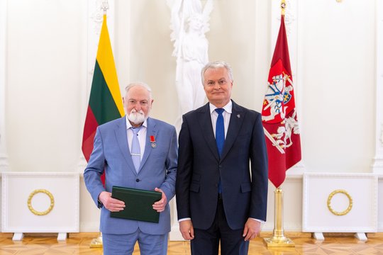 Prezidentūroje pagerbti nusipelnę tėčiai: šalies vadovas įteikė medalius