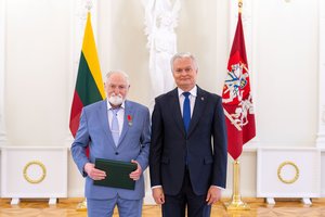 Prezidentūroje pagerbti nusipelnę tėčiai: šalies vadovas įteikė medalius