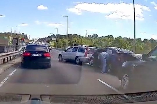 Dėl avarijos Kaune strigo eismas Kelboniškio tiltu