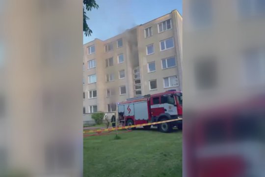 Vaizdai iš gaisro Vilniaus daugiaaukščio namo: teko evakuoti gyventojus