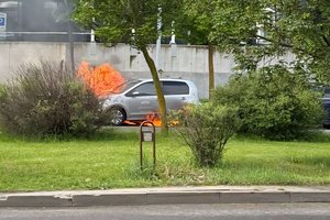 Vilniuje kilęs gaisras nuniokojo automobili „Volkswagen Spark“