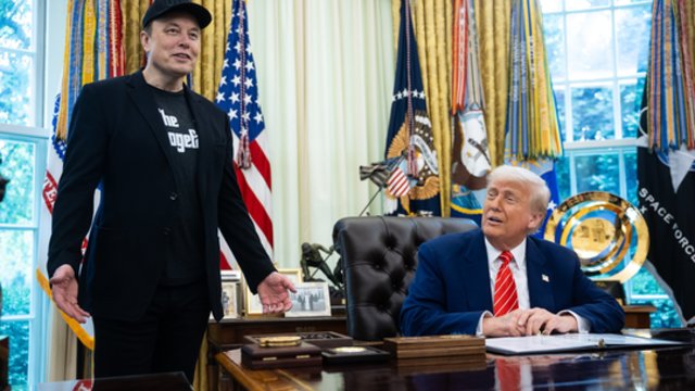 D. Trumpo pagyros JAV administraciją paliekančiam E. Muskui: įteikė specialią dovaną
